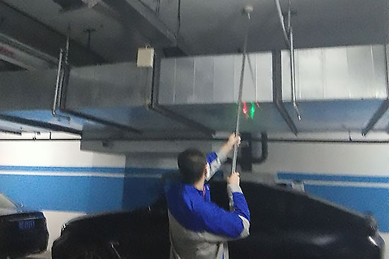 小區(qū)地下車庫(kù)維保中